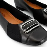 Zapato casual Usaflex Care Juanetes color cuero, con capellada de cuero combinada con material textil elastizado en los costados y detalle de hebilla dorada.