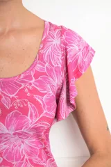 Remera fucsia con estampado floral blanco, corte ajustado y mangas cortas con volados.