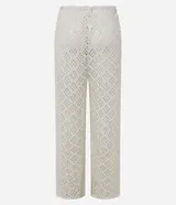 Pantalón de playa tejido al crochet color blanco, con cintura elastizada con lazo y borlas.