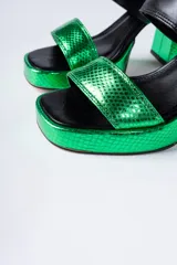 Sandalias de fiesta color cobre con textura de piel de serpiente, punta cuadrada, doble tira y taco cuadrado.