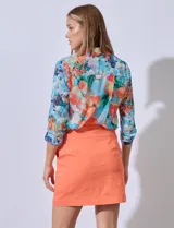 Minifalda color beige de gabardina elastizada, marca Zac & Rachel. Tiene pretina ancha elastizada, bolsillos delanteros y short interno.