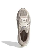 Championes Adidas Technochaos 2000 para mujer, en color beige y plateado, confeccionados con malla transpirable y refuerzos sintéticos, con suela Cloudfoam.