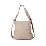 Bolso de cuero blanco que se convierte en mochila. Tiene doble asa reforzada, cierre superior y bolsillos interiores.