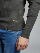 Sweater de punto color gris oscuro, con cuello polo y mangas largas.