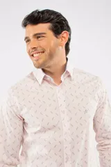 Camisa de manga larga Brooksfield con corte slim, color azul marino y estampado de pequeñas hojas y puntos. Presenta cierre frontal con botones y logo bordado en el pecho.