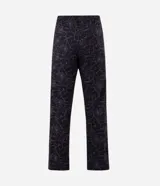 Pijama largo de hombre confeccionado en algodón, compuesto por una remera negra de manga larga con cuello redondo y estampa localizada de Spider-Man en el pecho, y un pantalón con estampado integral de telarañas y cintura elástica.