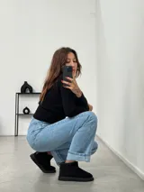 Pantubotas bajas de gamuza color marrón claro y negro, con interior de piel sintética.