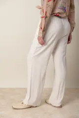 Pantalón ancho negro de lino y rayón, con cintura elastizada ajustable con cordón y bolsillos laterales.