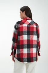 Sobrecamisa a cuadros rojos, negros y blancos, de corte recto, con cuello camisero, cierre frontal con botones y bolsillo de parche en el pecho.