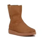 Bota Moleca de caña media, color camel, confeccionada en material sintético con textura similar a la gamuza, suela plana de goma tono sobre tono y detalle de costuras frontales.