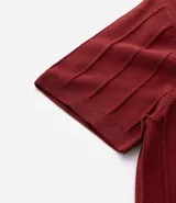 Remera de manga corta color beige, con cuello redondo y tejido texturizado acanalado.