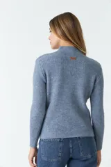 Sweater tejido de punto con textura acanalada, cuello redondo y manga larga, con ajuste regular.