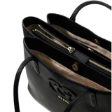 Cartera tipo shopper Guess modelo Isola, color negro con textura granulada. Presenta el logo de la marca en relieve en el frente, asas dobles para hombro y un charm colgante con llaves y placa metálica dorada.