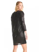 Vestido corto negro de lentejuelas, marca Ninety. Presenta un bordado integral de micro-lentejuelas, silueta recta y relajada, mangas largas de corte recto y sisa caída. Interior completamente forrado.