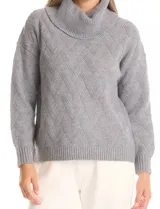 Buzo de punto grueso con textura en relieve, de cuello volcado y mangas largas con hombros caídos. Presenta puños y ruedo con terminación en rib.