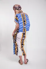 Túnica larga de silueta amplia con aberturas laterales, estampa artística exclusiva y diseño sin mangas.
