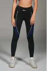 Calza deportiva larga negra con cintura alta, paneles laterales en azul y vivos blancos.