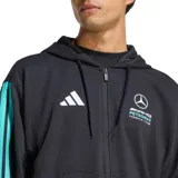 Campera con capucha y cierre frontal Adidas de la colección Mercedes AMG Petronas F1 Team, de color negro con tiras turquesas en las mangas y bolsillos tipo canguro.