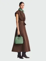 Cartera de mano Longchamp modelo Le Roseau en tamaño S, color verde menta. Presenta un diseño estructurado con cierre de pasador metálico característico de la línea y doble asa superior.