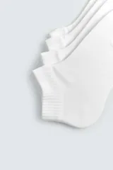 Pack de cuatro pares de calcetines tobilleros tejidos en mezcla de algodón, en tonos de gris y negro. Presentan un acabado acanalado (rib) en la caña.