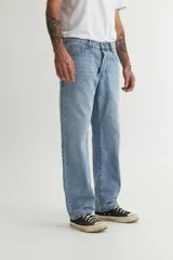 Pantalón de jean celeste de corte recto y holgado.