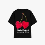 Camiseta negra de corte oversize con estampado de dos cerezas rojas en forma de corazón y el logo de la marca Nude Project en blanco.
