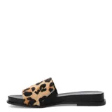 Sandalias planas marca Bottero con banda ancha de cuero con textura de pelo animal print de leopardo y base negra.