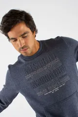 Buzo de cuello redondo color azul marino con efecto jaspeado. Presenta un diseño gráfico con texto en relieve en el centro del pecho, puños y cintura acanalados, y un corte regular.
