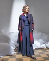 Tapado largo de lana merino afieltrada color rojo y violeta con diseño degradado. Tiene bolsillos laterales y puede usarse suelto o cruzado.