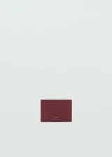 Porta tarjetas de diseño minimalista en color bordó con textura efecto saffiano. Cuenta con múltiples ranuras para tarjetas y logo de la marca grabado en la parte frontal.