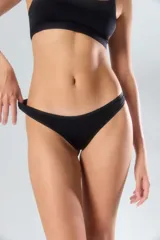 Bombacha tipo colaless de diseño minimalista, confeccionada en tejido suave y elástico con forro de algodón.