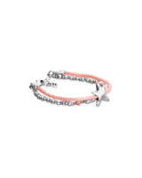 Pulsera de diseño artesanal con doble hilo de seda naranja, combinada con esferas plateadas y cristales facetados en tono naranja. Presenta un dije central en forma de estrella de mar en metal plateado y cierre de mosquetón con placa de marca.