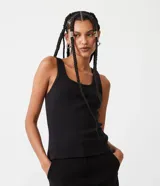 Musculosa negra de algodón con escote en U y corte ajustado.