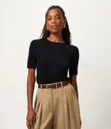 Blusa femenina negra de viscosa con manga corta, cuello redondo y efecto de punto.