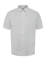 Camisa de manga corta color gris, confeccionada en lino orgánico. Presenta cuello clásico, cierre frontal con botones y un pequeño logo bordado en el pecho.