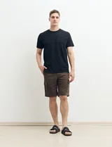 Remera verde militar de manga corta y cuello redondo.