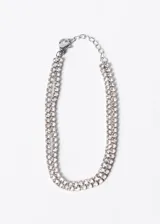 Pulsera plateada de doble hilera de strass con cierre de mosquetón y cadena de extensión.