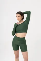 Short de lycra color marrón, tiro alto y calce ajustado.