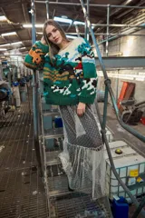 Sweater de lana tejido y bordado a mano en Uruguay, de calce holgado, con cuello a la base y puños.