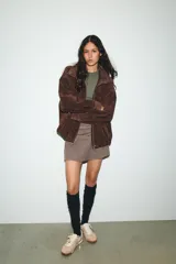 Zapatillas deportivas color beige con pespuntes en el cuerpo, parte trasera en contraste de color y cierre mediante cordones. La altura de la suela es de 2 cm.