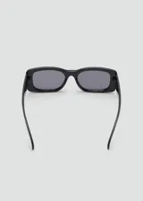 Lentes de sol con armazón rectangular de policarbonato negro y cristales oscuros.