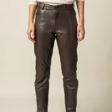 Pantalón de cuero ovino italiano color crema, de corte recto con tajos laterales en el ruedo.