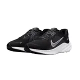 Championes de running Nike Quest 5, color negro con suela blanca y logo lateral en gris. Presentan un diseño de malla transpirable y detalles técnicos en el talón.