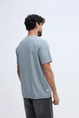 Remera de manga corta negra con textura marcada y estampa al frente con el texto "The Brooksfield Taste & Style".