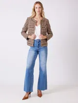 Chaqueta de tweed marca Nanette, color marrón y beige con estampado pata de gallo. Cuello redondo, abertura central, bolsillos delanteros y puños con botones perlados. Terminación desflecada y forro interno.