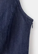 Top sin mangas de efecto denim con cuello redondo y diseño ajustado en la cintura con ligero vuelo en el bajo. Cuenta con cierre de botón en la parte posterior del cuello.