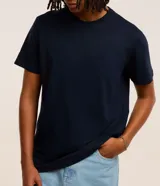 Remera básica de corte regular para hombre, color verde militar, con mangas cortas y cuello redondo.
