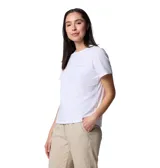 Remera de manga corta Columbia, color blanco, con cuello redondo y logo de la marca estampado en el pecho. Confeccionada con tecnología Omni-Wick para absorción de humedad y protección solar Omni-Shade.