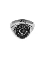 Anillo de plata 925 con diseño de sello. La cara principal presenta un grabado circular con un sol y una luna creciente en el centro, rodeado de un borde de puntos. El cuerpo del anillo tiene un acabado envejecido y grabados de líneas y dos estrellas en el lateral.