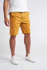 Bermuda tipo chino de gabardina, con cierre y botón frontal, bolsillos laterales y traseros, y dobladillo en el ruedo.